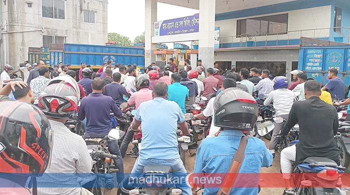 গাইবান্ধার ২২ পাম্পে ট্যাগ অফিসার, তেল মিলবে আজ সকাল ৯টা থেকে বিকেল ৫টা