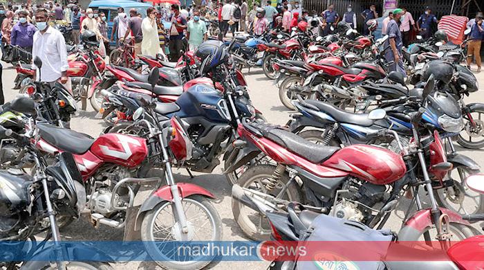 জ্বালানি তেলের দাবিতে গাইবান্ধায় বাই চালকদের সড়ক অবরোধ