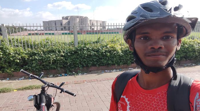 সমাজের মাদক দ্রব্য নির্মূলে নীরব প্রতিবাদ স্বরূপ শাকিব একাই সাইকেলিং করছে