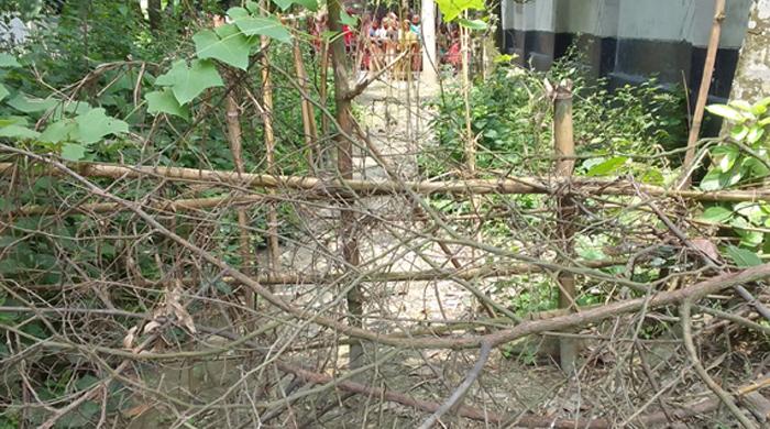 সুন্দরগঞ্জে চলাচলের রাস্তা বন্ধ করায় উত্তেজনা