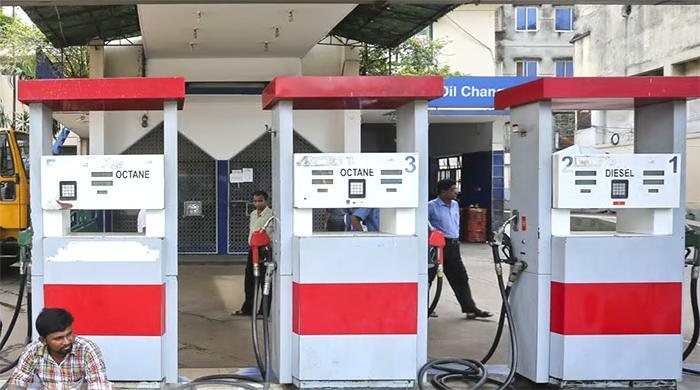 জ্বালানি তেলের দাম কমালো সরকার