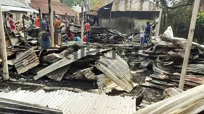 গোবিন্দগঞ্জে আগুনে পুড়ে ছাই ১১ দোকান