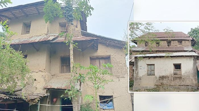 ৪২ বছর ধরে টিকে আছে মাটির তৈরি তিনতলা বাড়ি